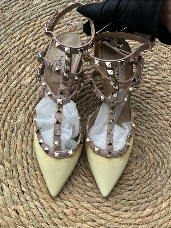 Valentino Garavani Shoes - 🚩steal Valentino Rockstud T-Strap Pointed Toe Pump in Pale Yellow and Nude
